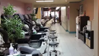 Nail salon+ equipment +space lease for sale
