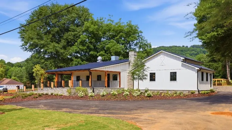 The event and restaurant space's expansive front porch offers a striking outdoor setting, perfect for dinners, weddings, and gatherings of all kinds. The event and restaurant space's expansive front porch offers a striking outdoor setting, perfect for dinners, weddings, and gatherings of all kinds.