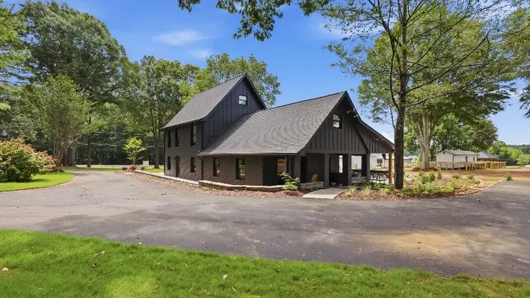 Ample parking on the side of the property makes it easy for guests to arrive and unload without any hassle. Ample parking on the side of the property makes it easy for guests to arrive and unload without any hassle.