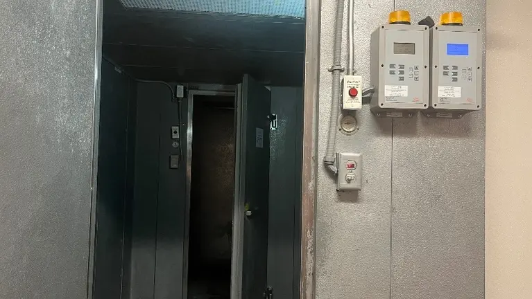 Walk-in refrigerator/freezer Walk-in refrigerator/freezer