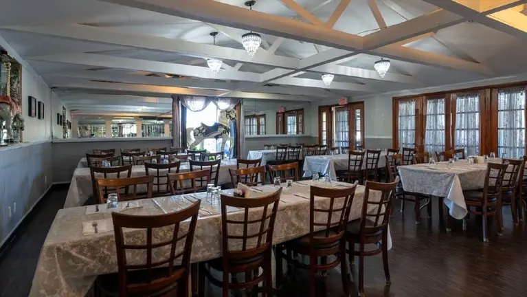 Banquet Room - Seats 60 Banquet Room - Seats 60