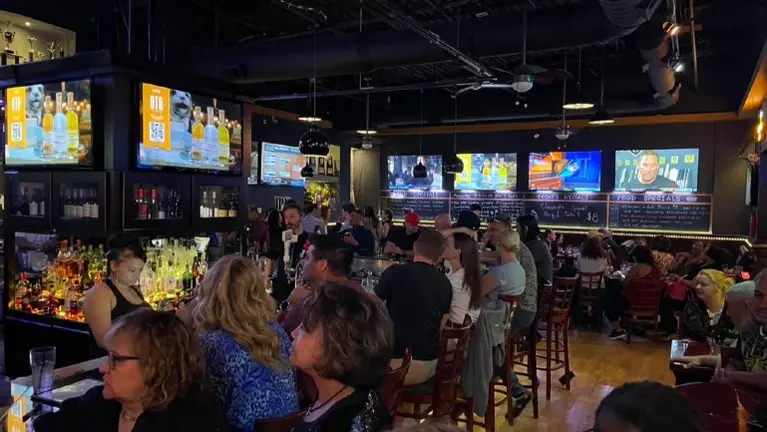 Bar & Dining 