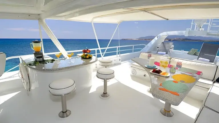 The flybridge offers a full-service bar, generous seating, lounging, exercise space and spectacular 360-degree views while cruising or relaxing at anchor. The flybridge offers a full-service bar, generous seating, lounging, exercise space and spectacular 360-degree views while cruising or relaxing at anchor.