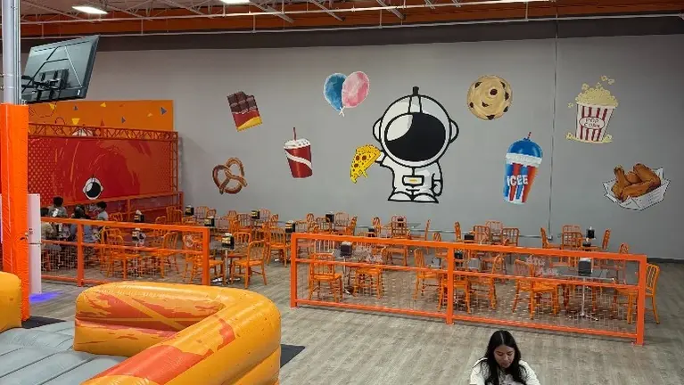 Large Eating area Large Eating area