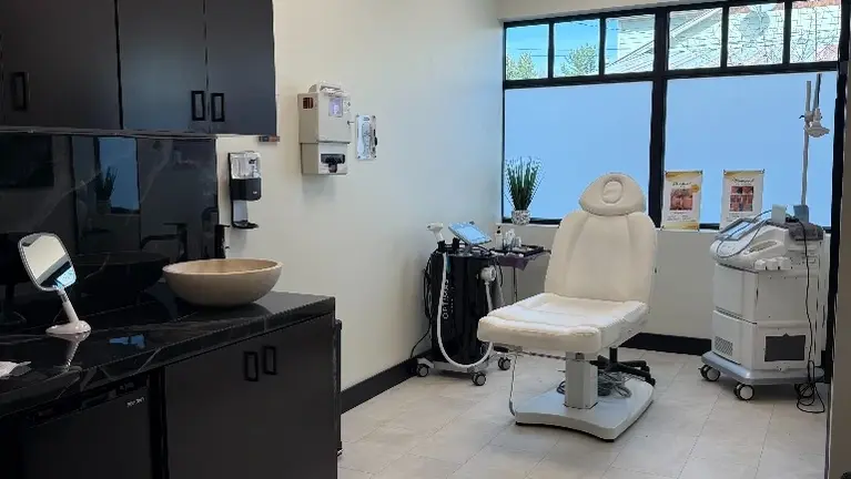Injection & Laser Treatment Room Injection & Laser Treatment Room