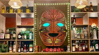 Restaurant/Bar with outside seating on main boulevard in Hollywood FL