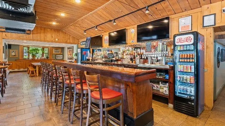 Fully equipped bar with 12 draft beer taps
