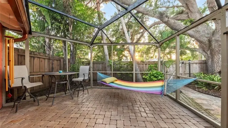 Old Florida chill living