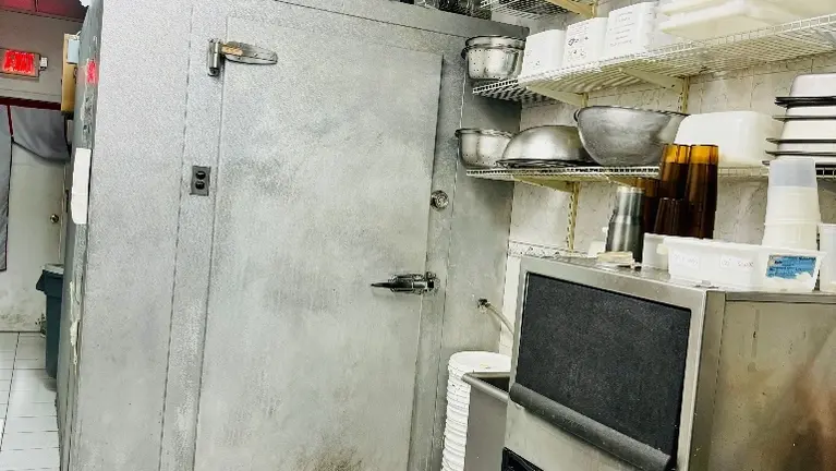Walk-in Cooler & ice maker Walk-in Cooler & ice maker