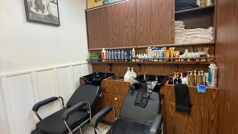 2 Shampoo stations 2 Shampoo stations