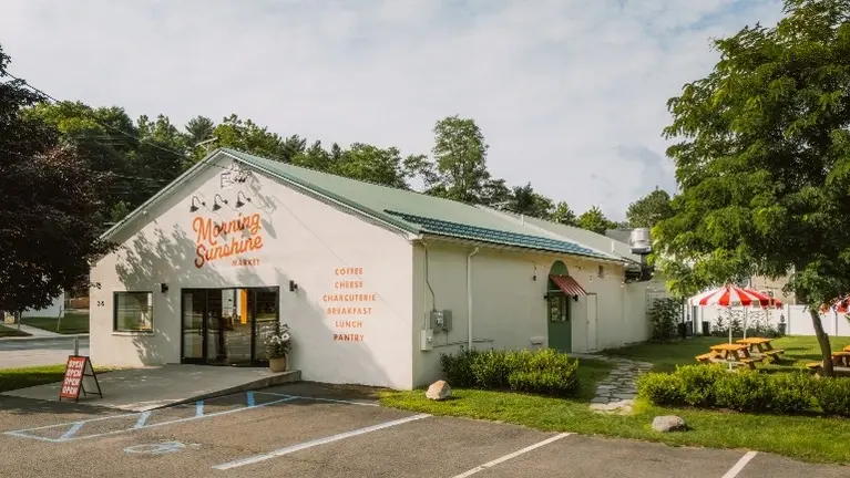 Beautiful Storefront with Plenty of Parking Beautiful Storefront with Plenty of Parking