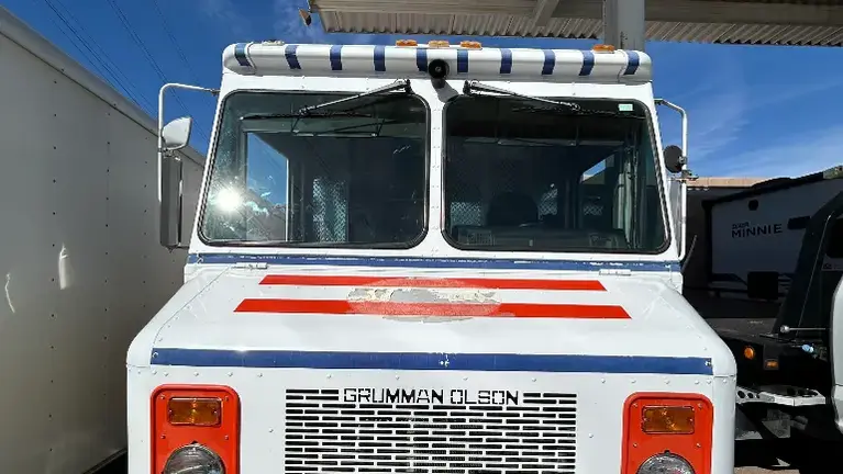 Front View – 1999 GMC P3500 Ice Cream Truck Front View – 1999 GMC P3500 Ice Cream Truck