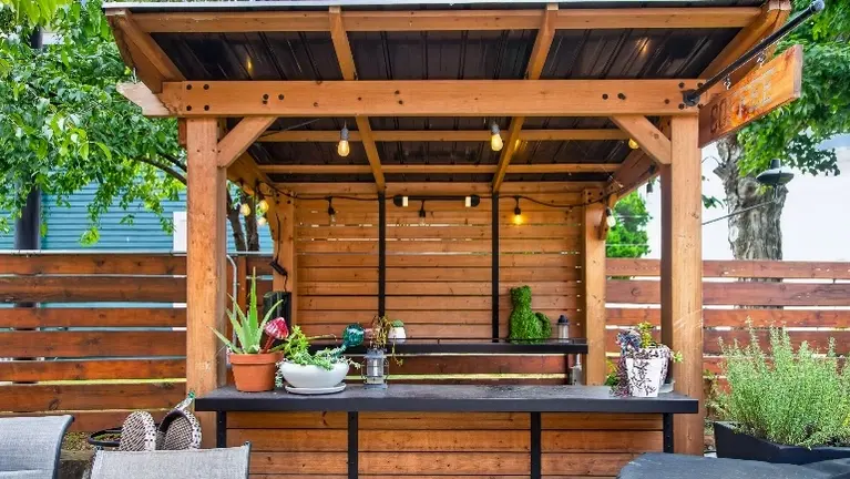 Outdoor bar / Courtyard