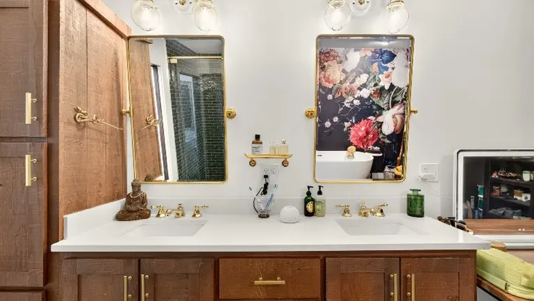 Bathroom upstairs / 3500 sq ft apartment