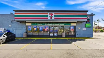 7-ELEVEN Major Signalized Intersection, Densley Populated Ares